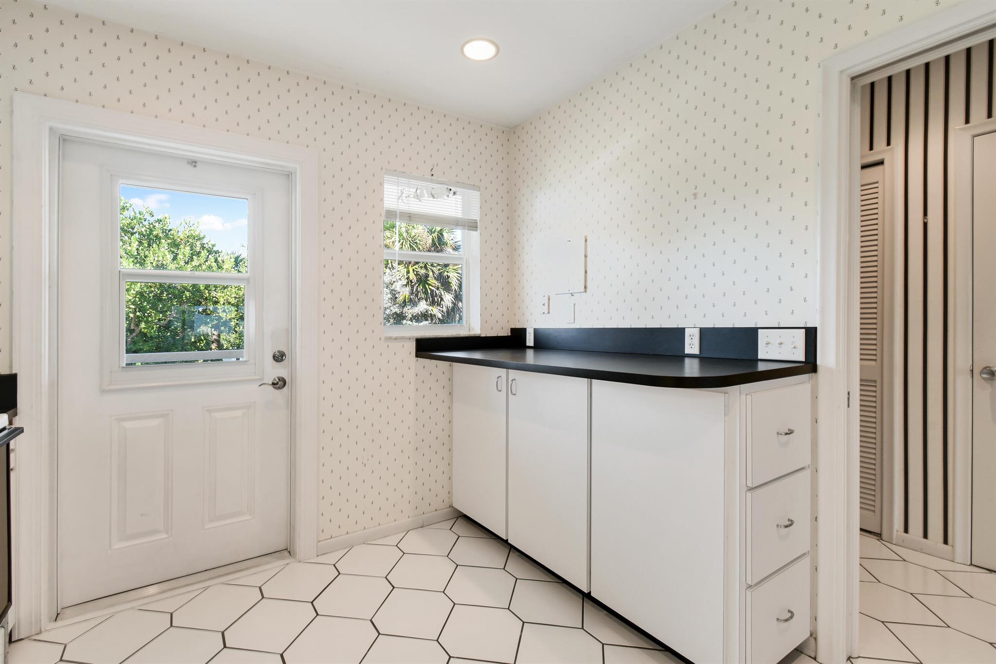 COLONY CONDO APTS IN OR16 - Residential