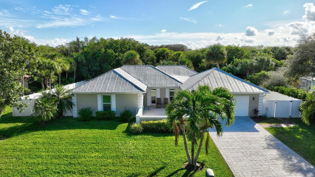 Photo of 1525 Wyn Cove Drive, Vero Beach, FL 32963 (MLS # R10960583)