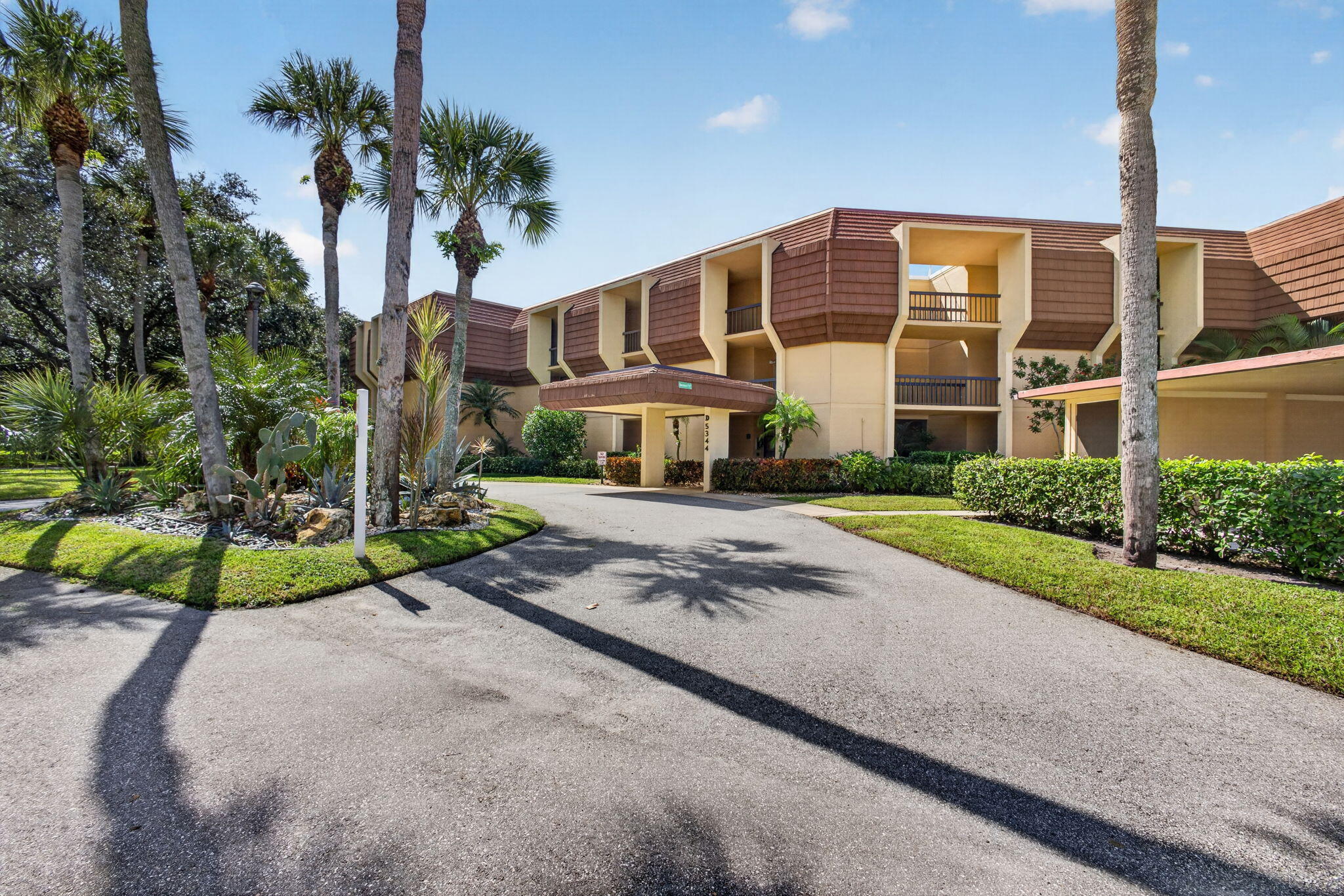 5344 WOODLAND LAKES Drive 225