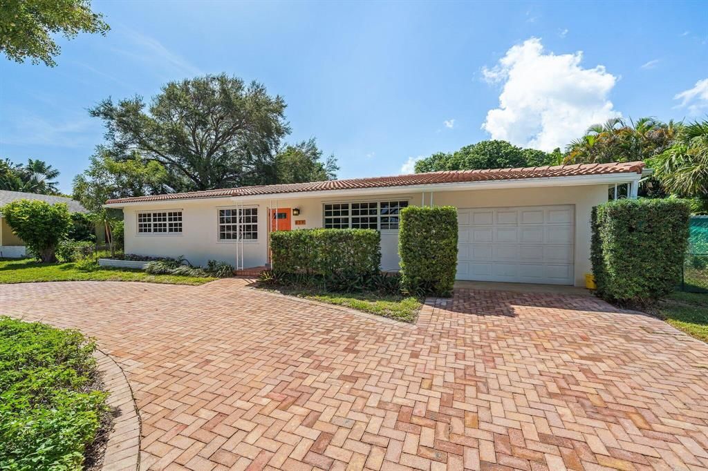 Photo of 438 Lighthouse Drive Dr, North Palm Beach, FL 33408 (MLS # R10742602)