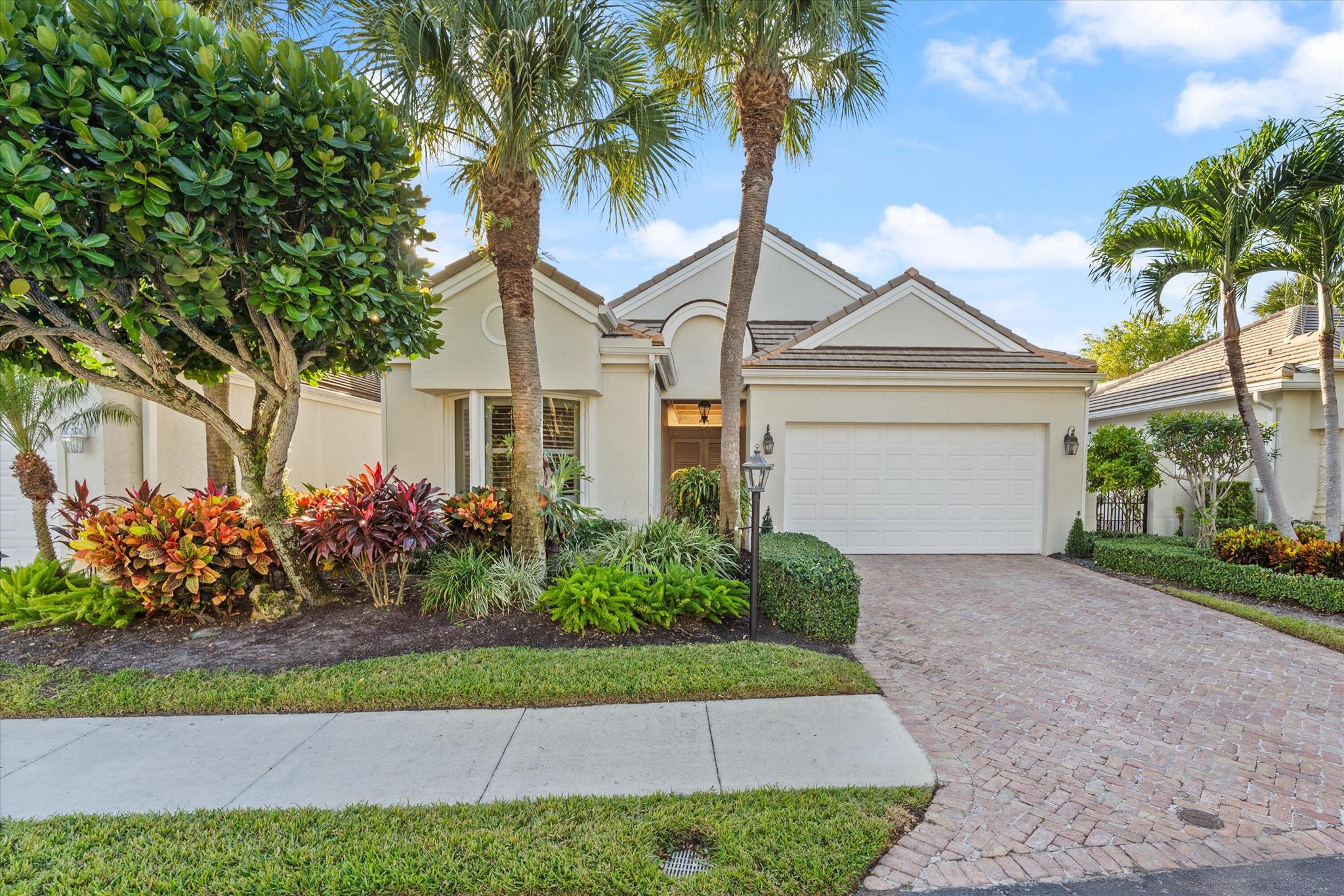 COURTYARD CAY AT OAK HARB - Residential