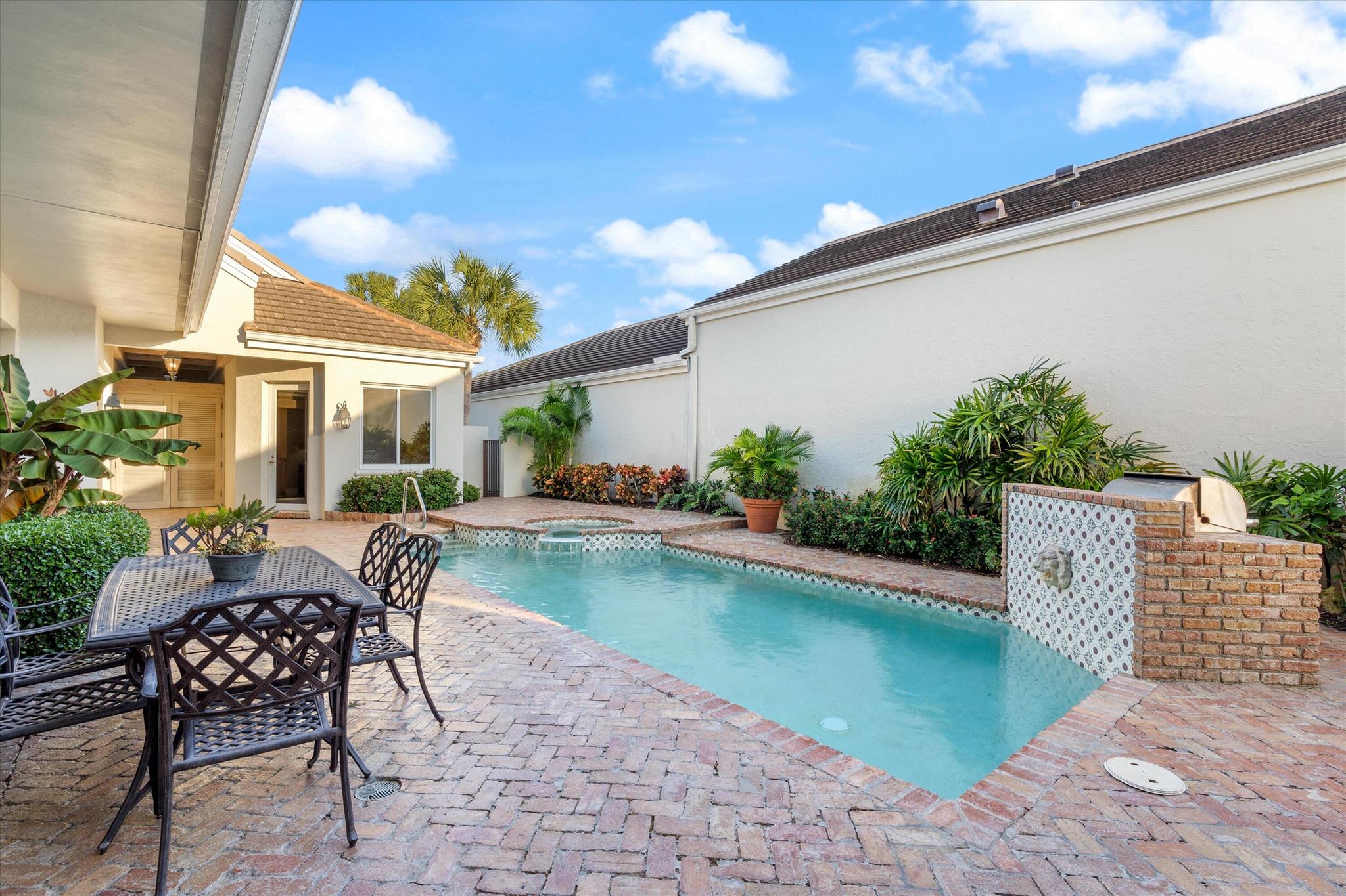 COURTYARD CAY AT OAK HARB - Residential