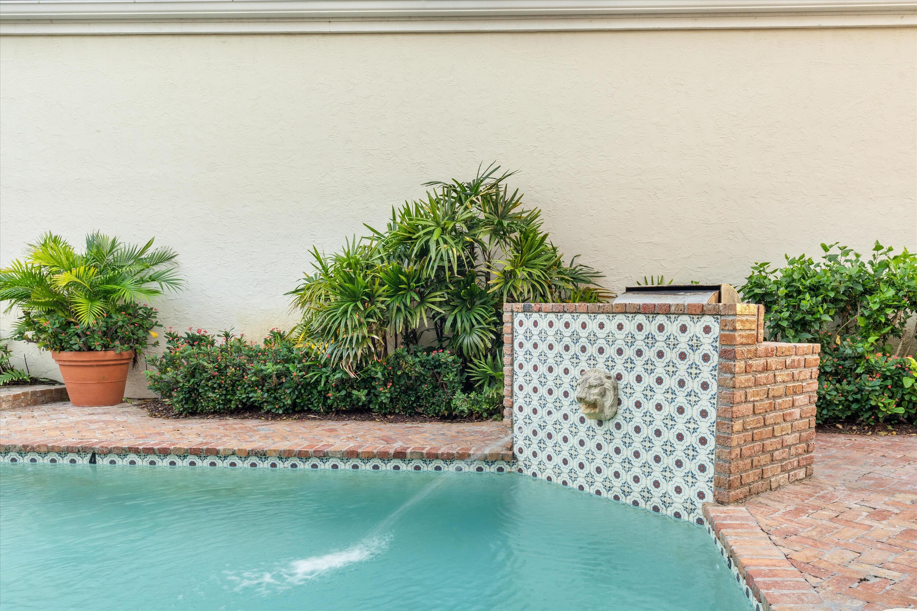 COURTYARD CAY AT OAK HARBOUR - Residential