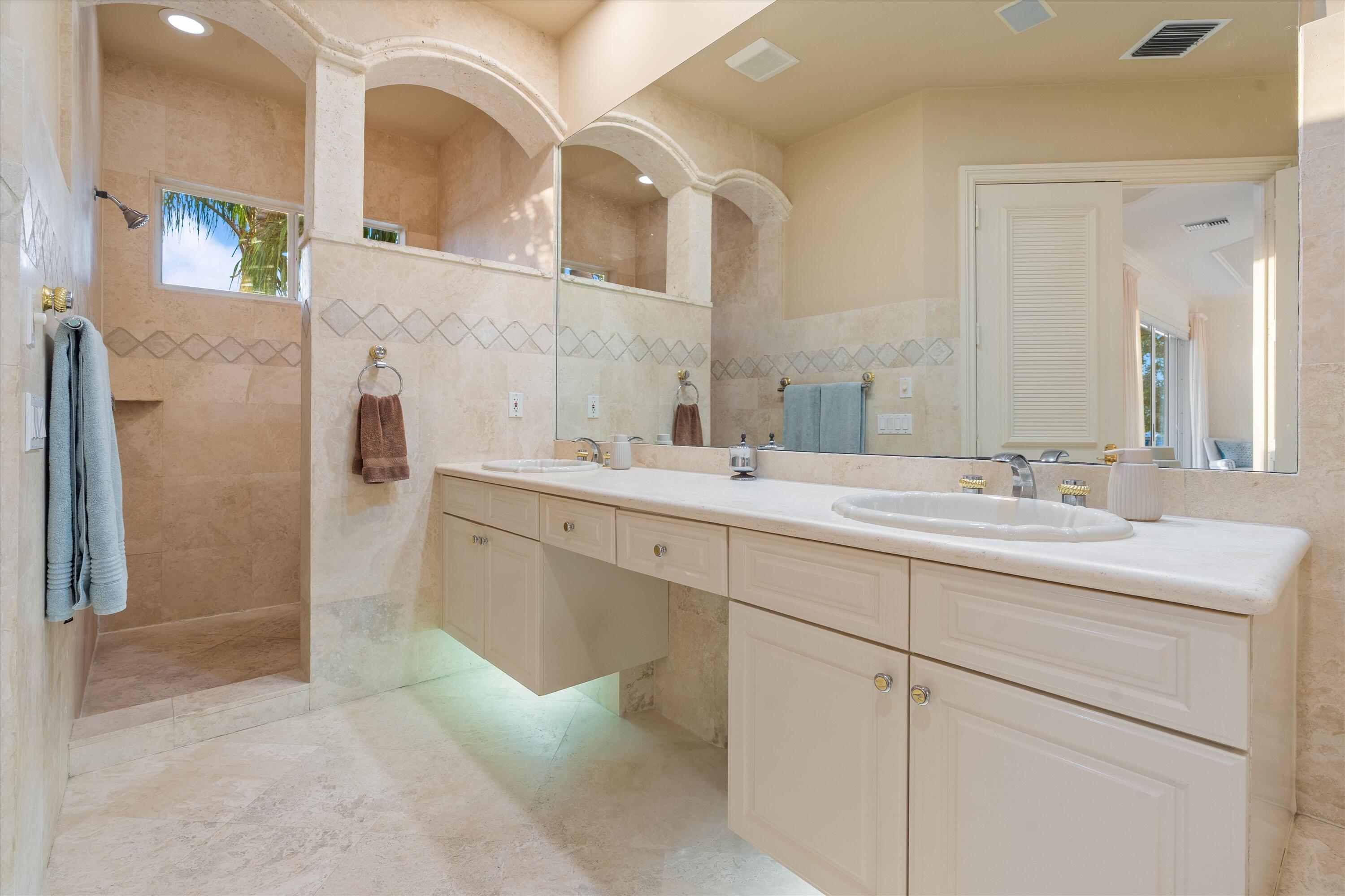 COURTYARD CAY AT OAK HARBOUR - Residential