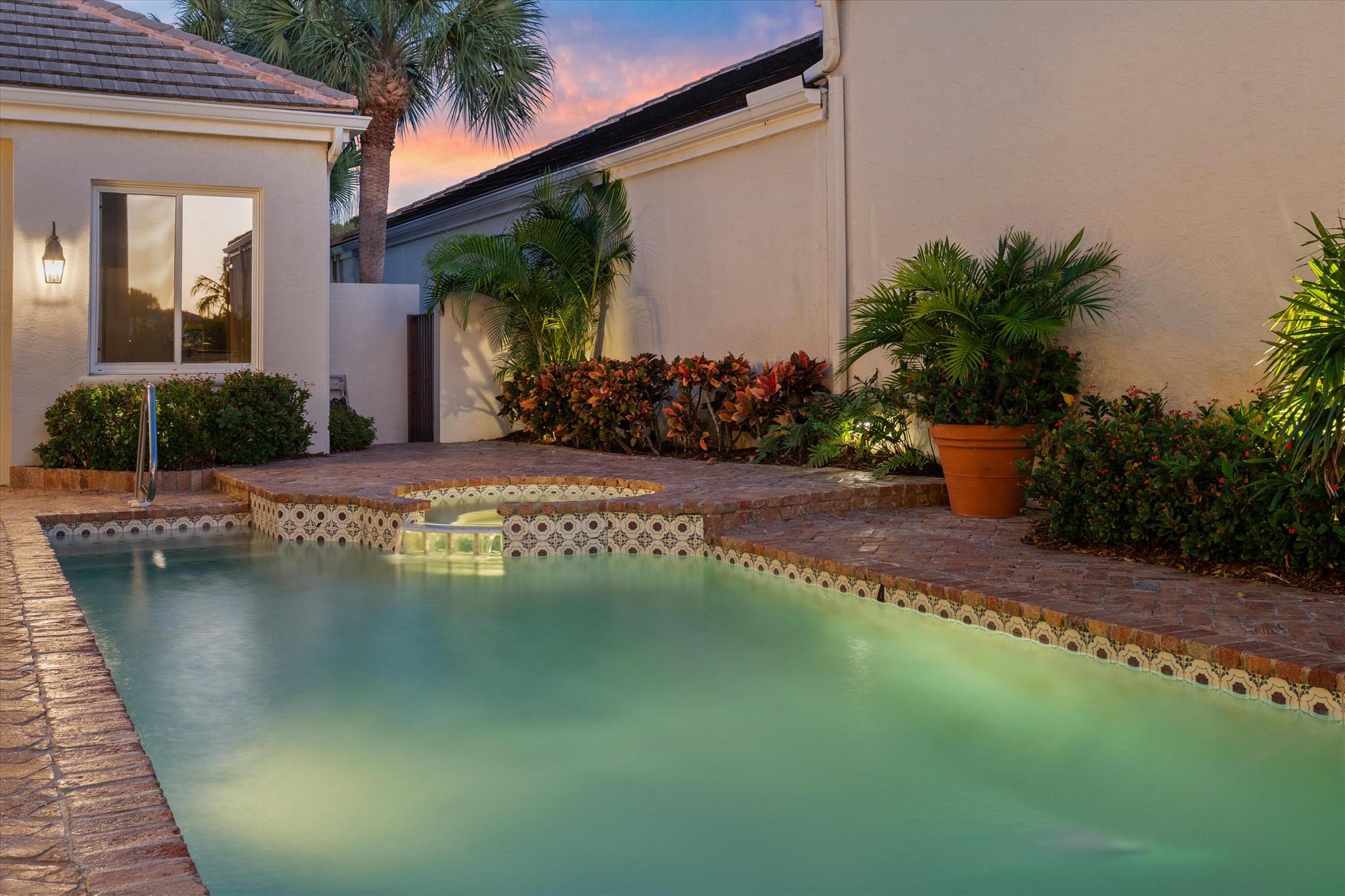 COURTYARD CAY AT OAK HARB - Residential