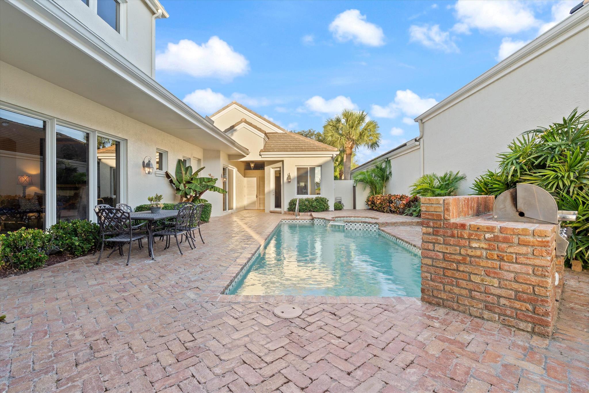 COURTYARD CAY AT OAK HARB - Residential