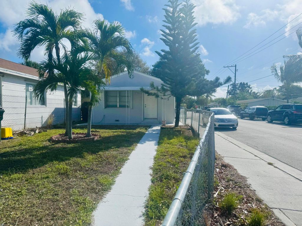 Photo of 602 N D Street, Lake Worth Beach, FL 33460 (MLS # B26000115)