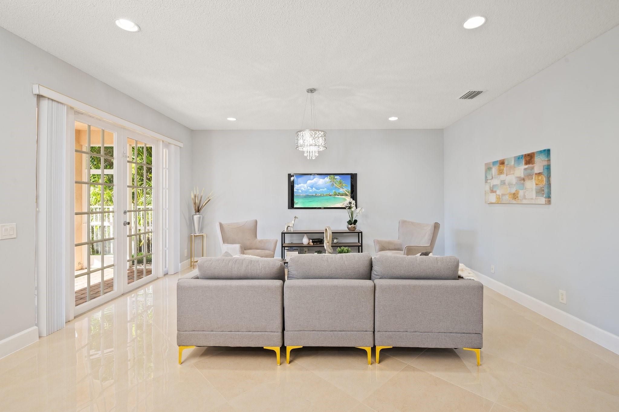 1238 Chenille Cir