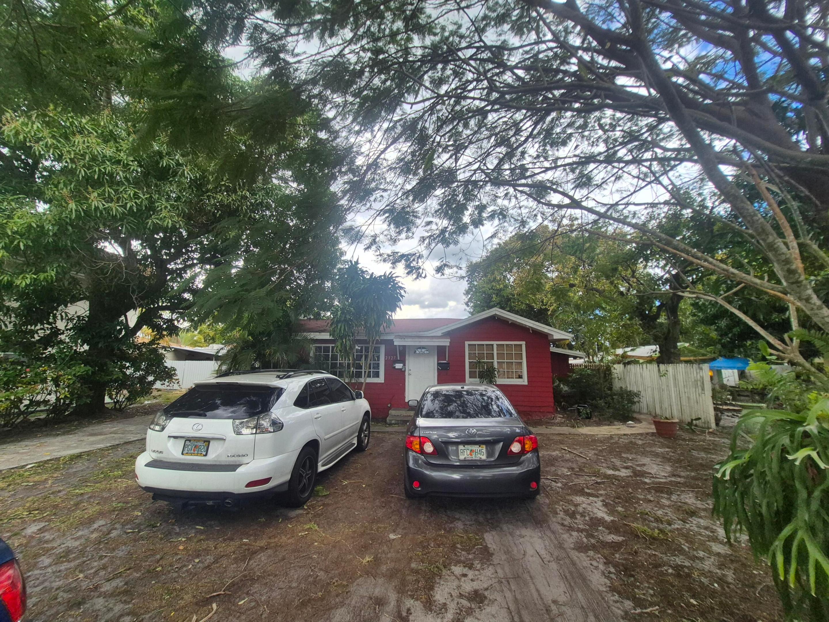 HOLLYWOOD LITTLE RANCHES - Residential Income