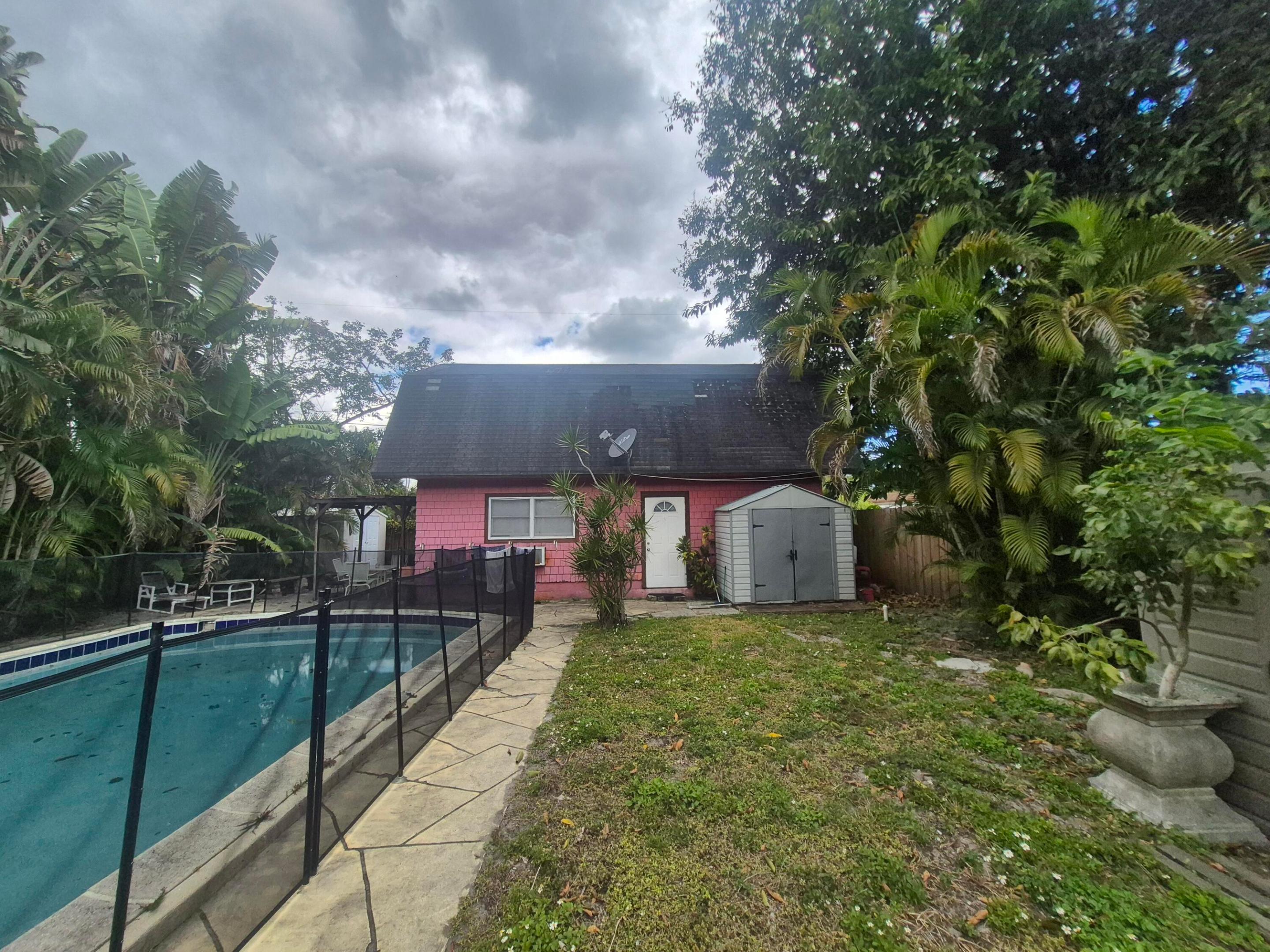 HOLLYWOOD LITTLE RANCHES - Residential Income