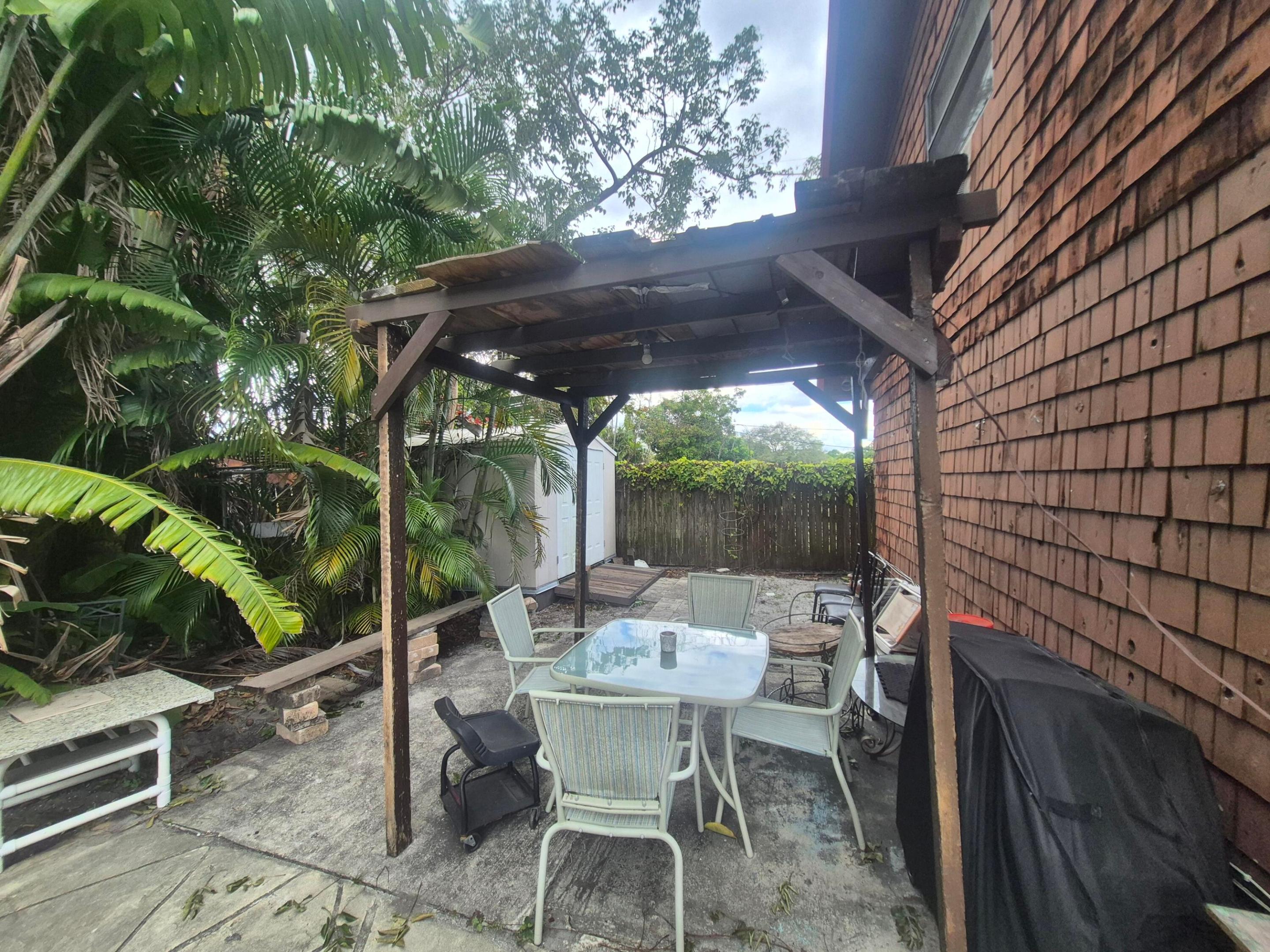 HOLLYWOOD LITTLE RANCHES - Residential Income