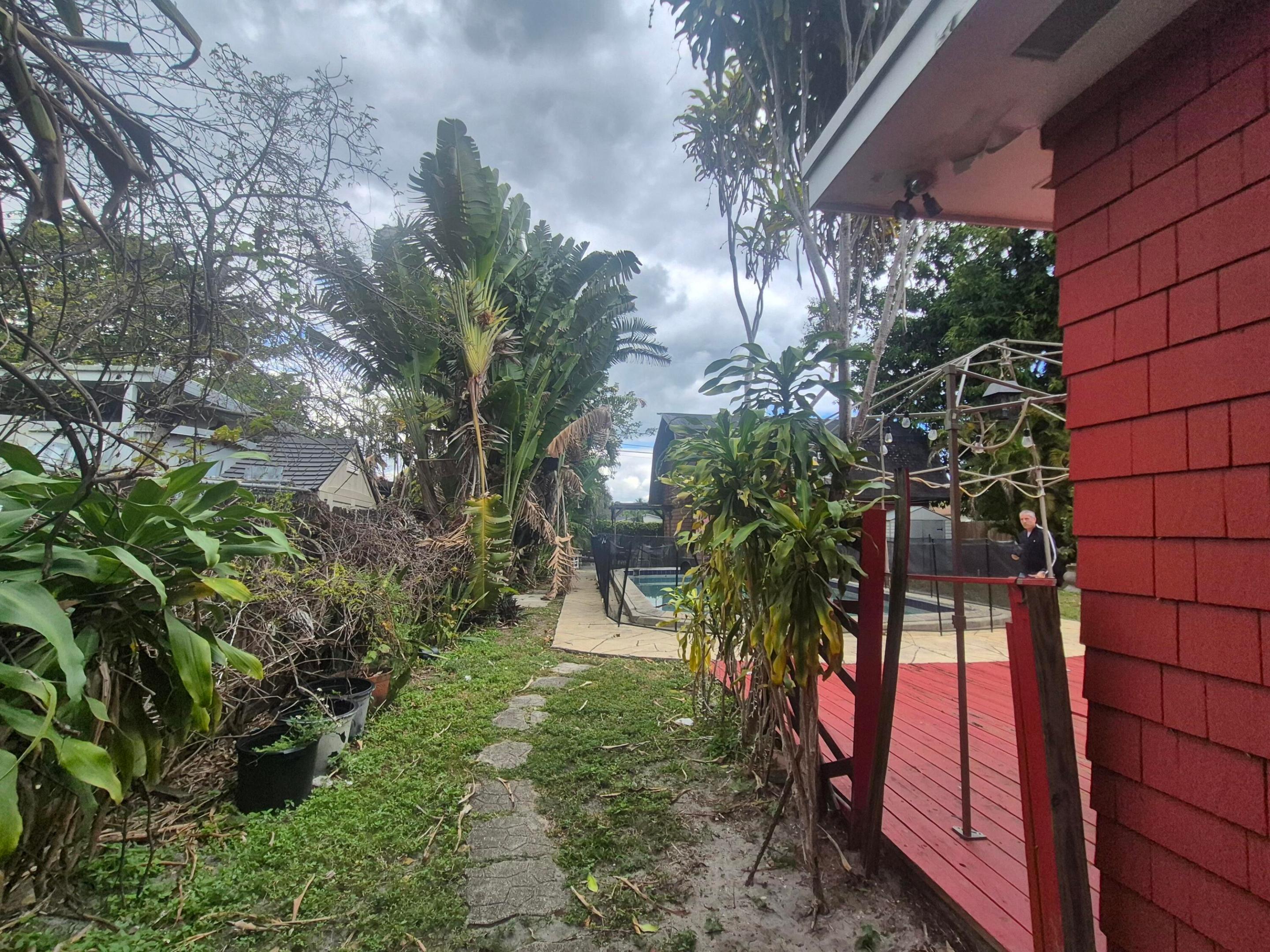 HOLLYWOOD LITTLE RANCHES - Residential Income