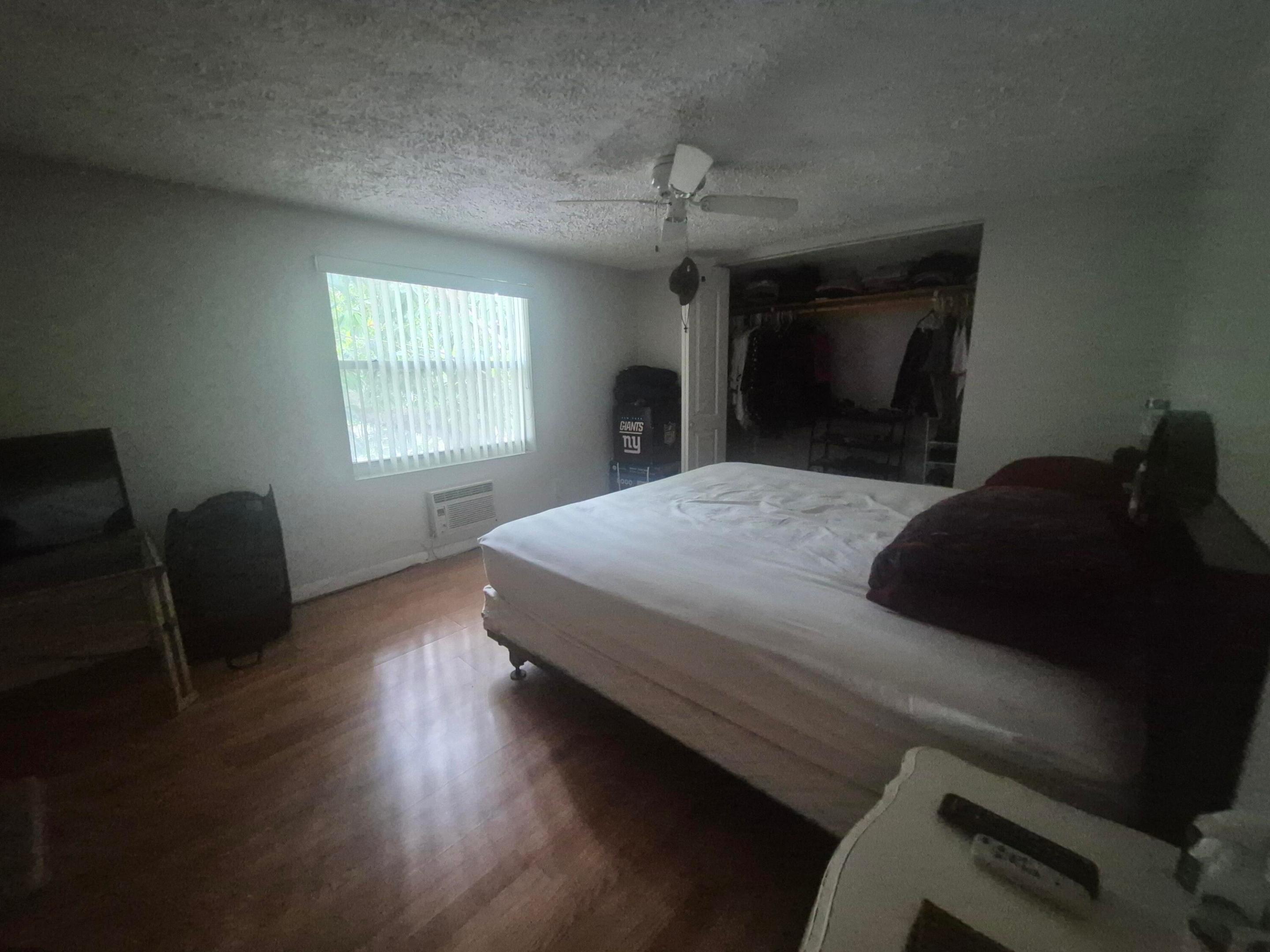 HOLLYWOOD LITTLE RANCHES - Residential Income