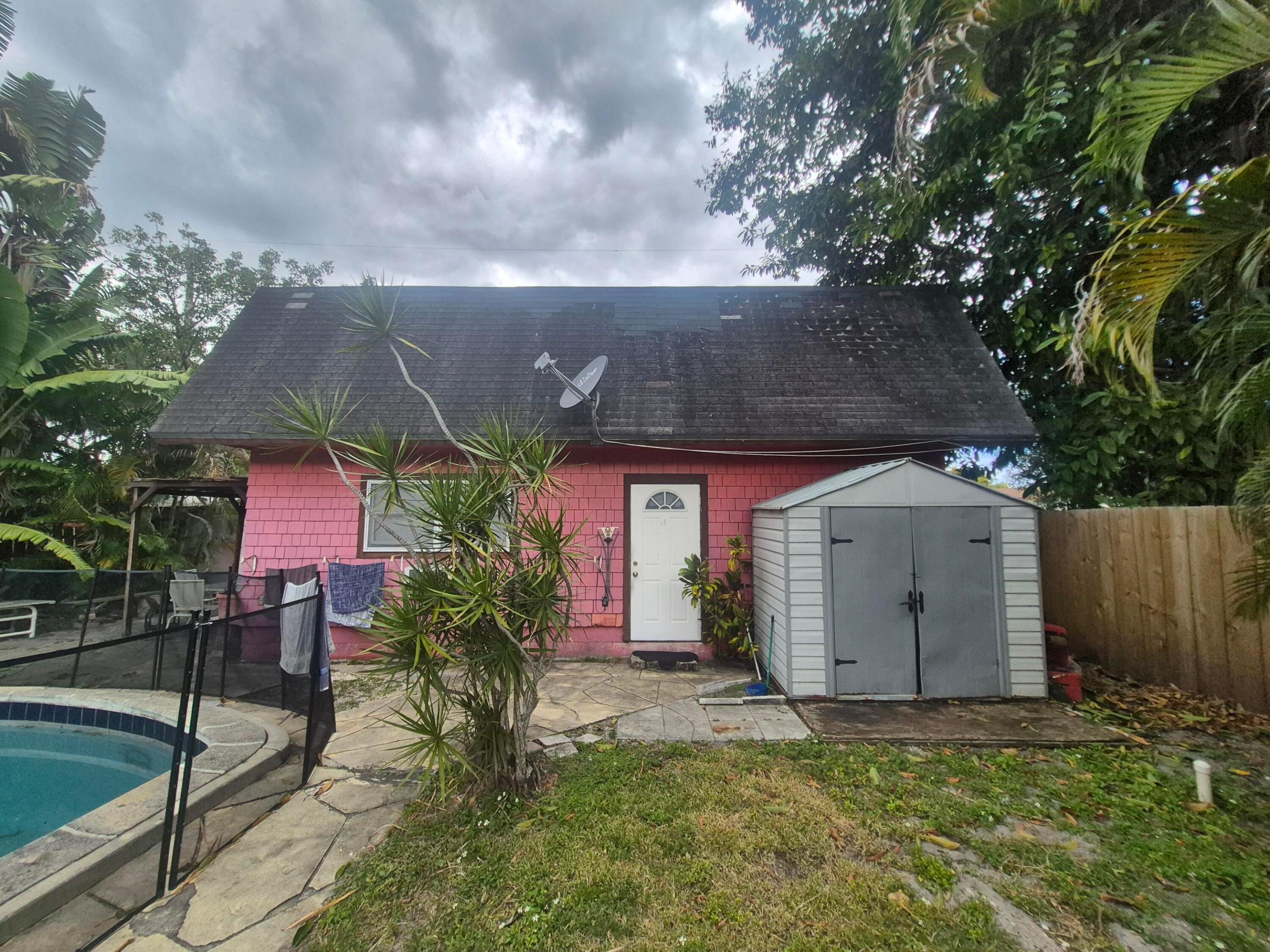 HOLLYWOOD LITTLE RANCHES - Residential Income