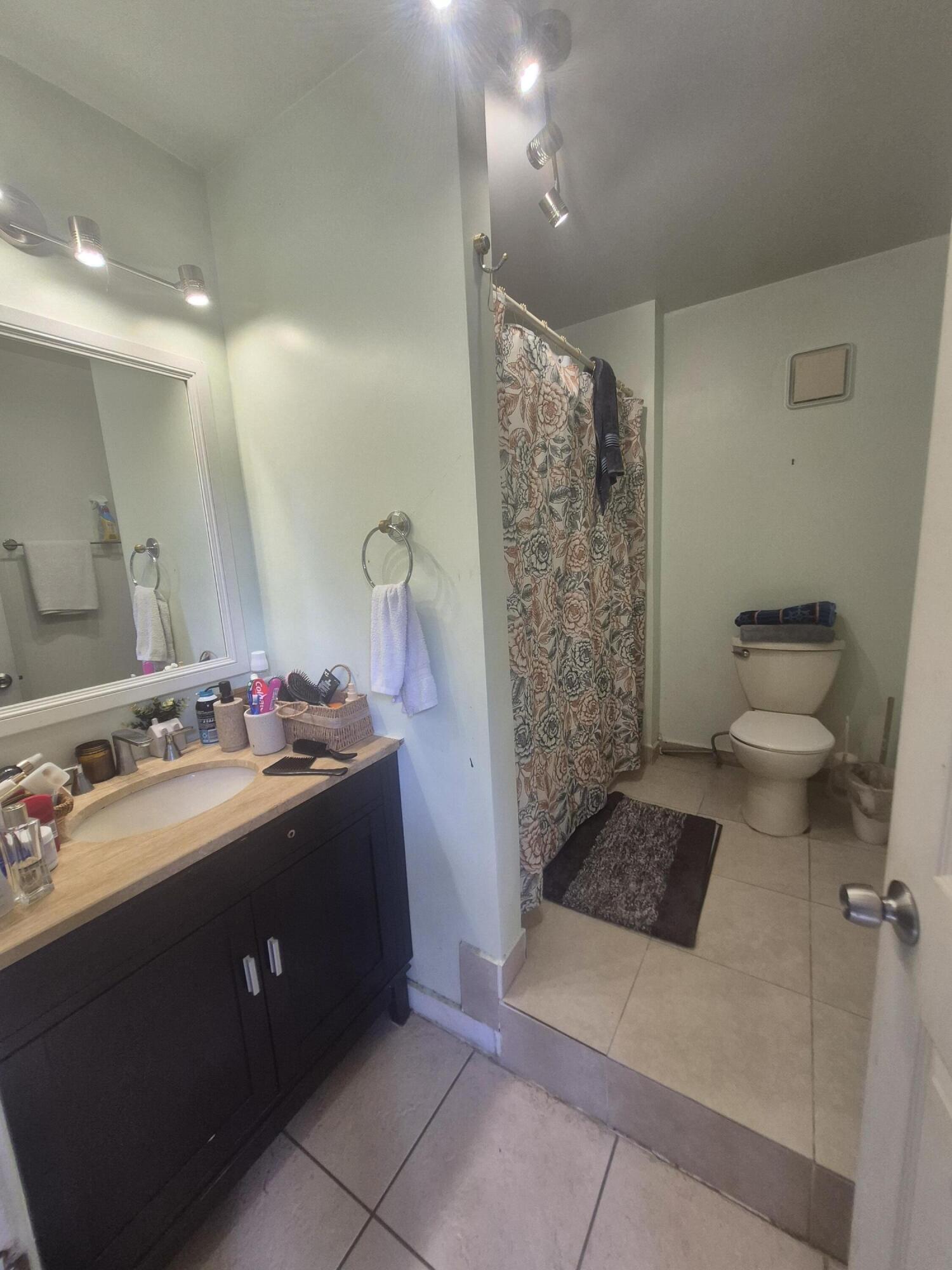 HOLLYWOOD LITTLE RANCHES - Residential Income