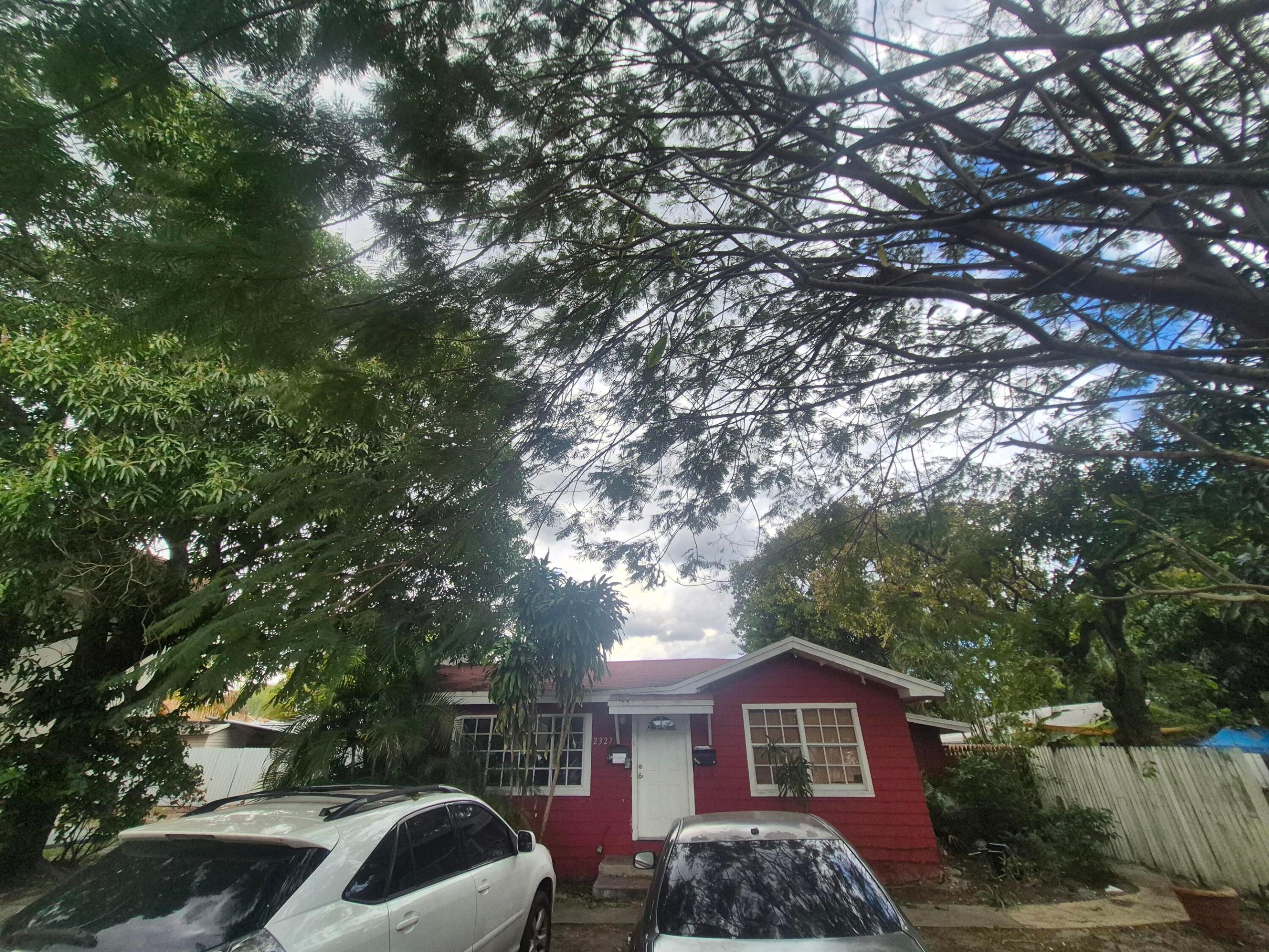 HOLLYWOOD LITTLE RANCHES - Residential Income