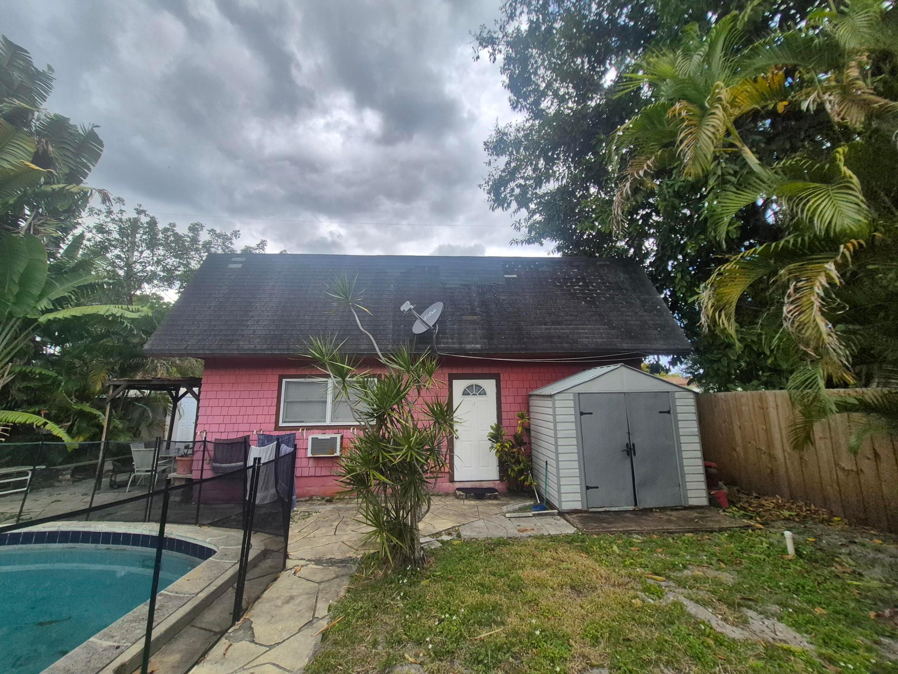 HOLLYWOOD LITTLE RANCHES - Residential Income