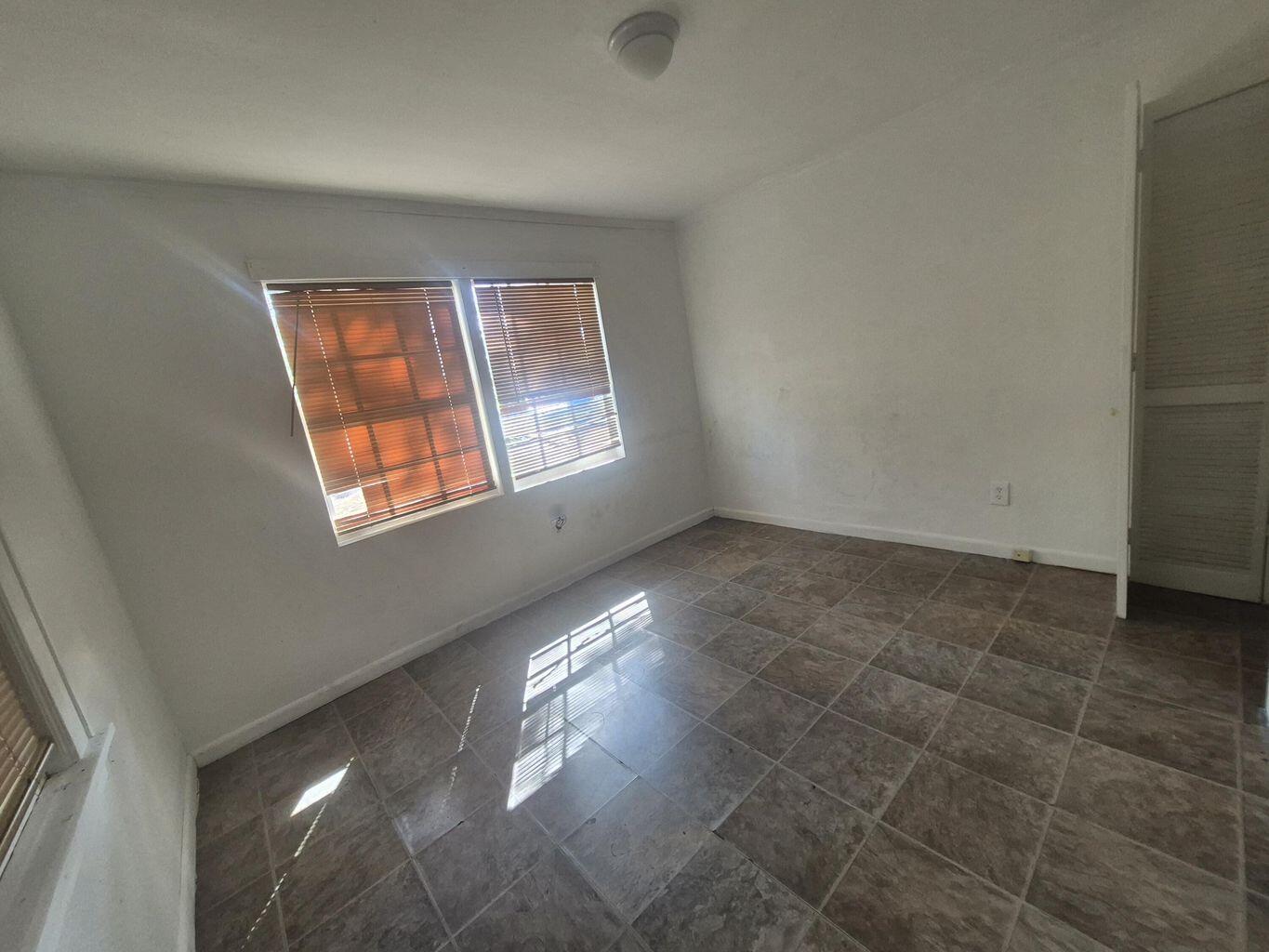 HOLLYWOOD LITTLE RANCHES - Residential Income