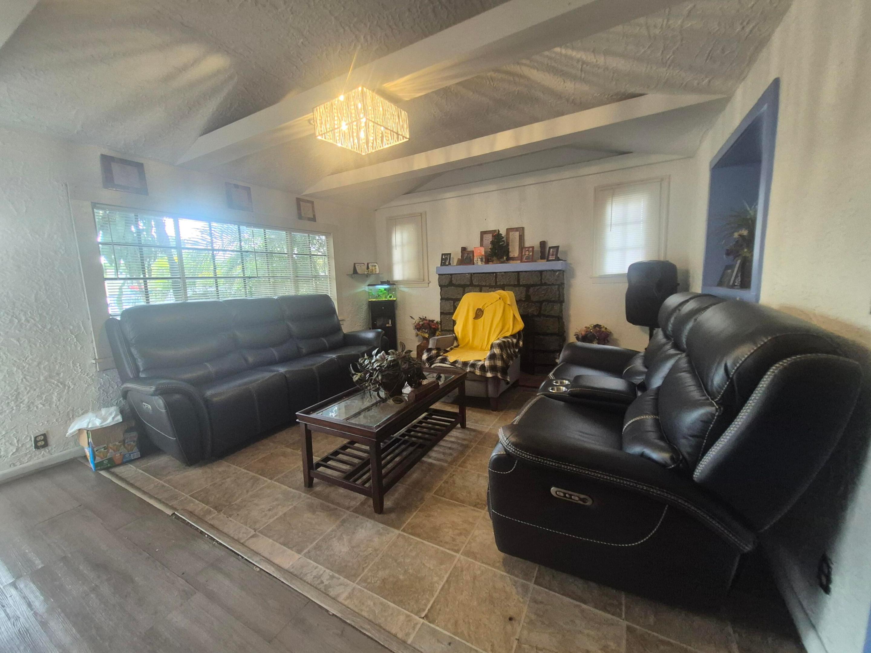 HOLLYWOOD LITTLE RANCHES - Residential Income