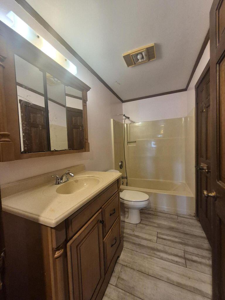 HOLLYWOOD LITTLE RANCHES - Residential Income