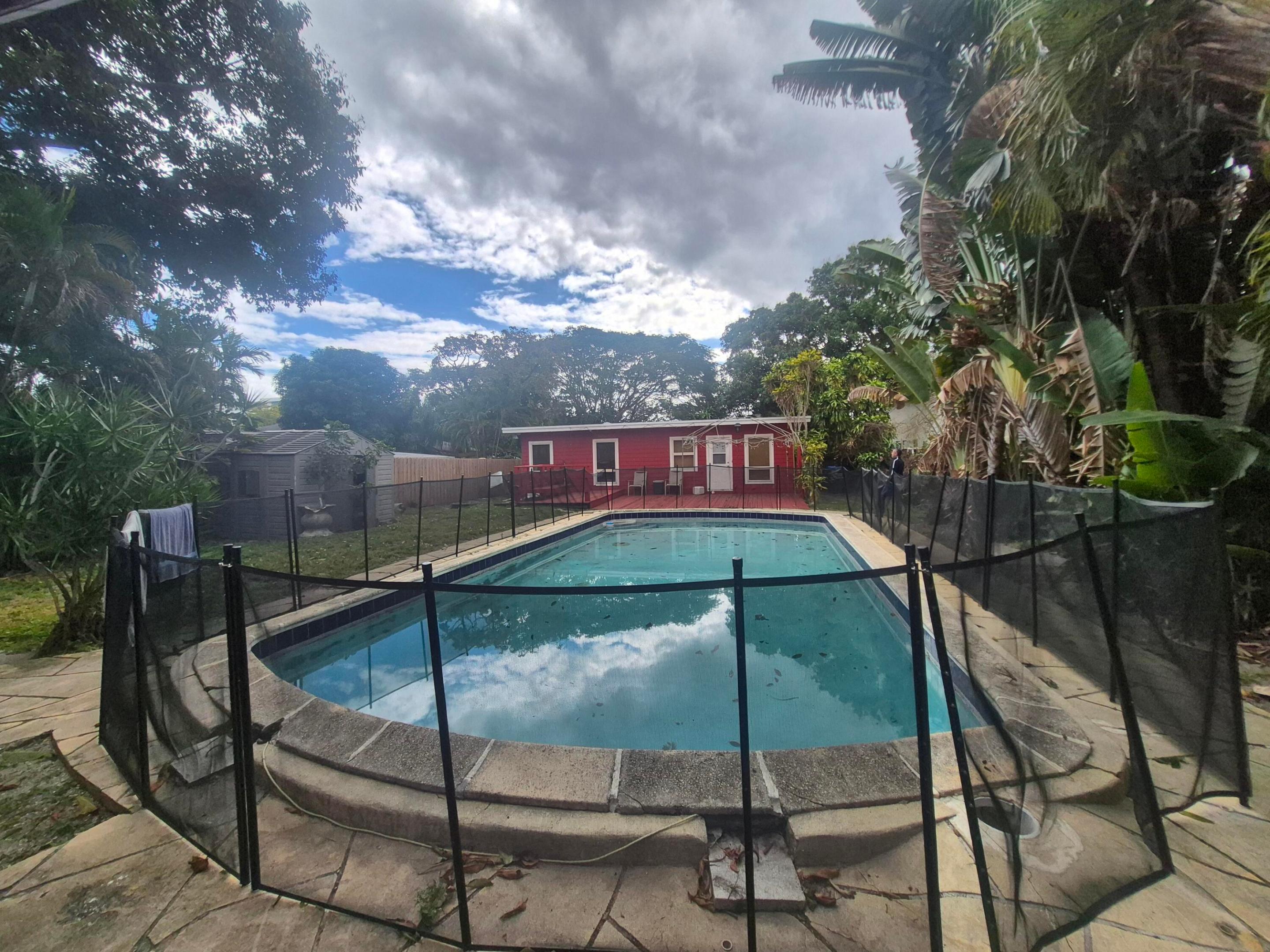 HOLLYWOOD LITTLE RANCHES - Residential Income