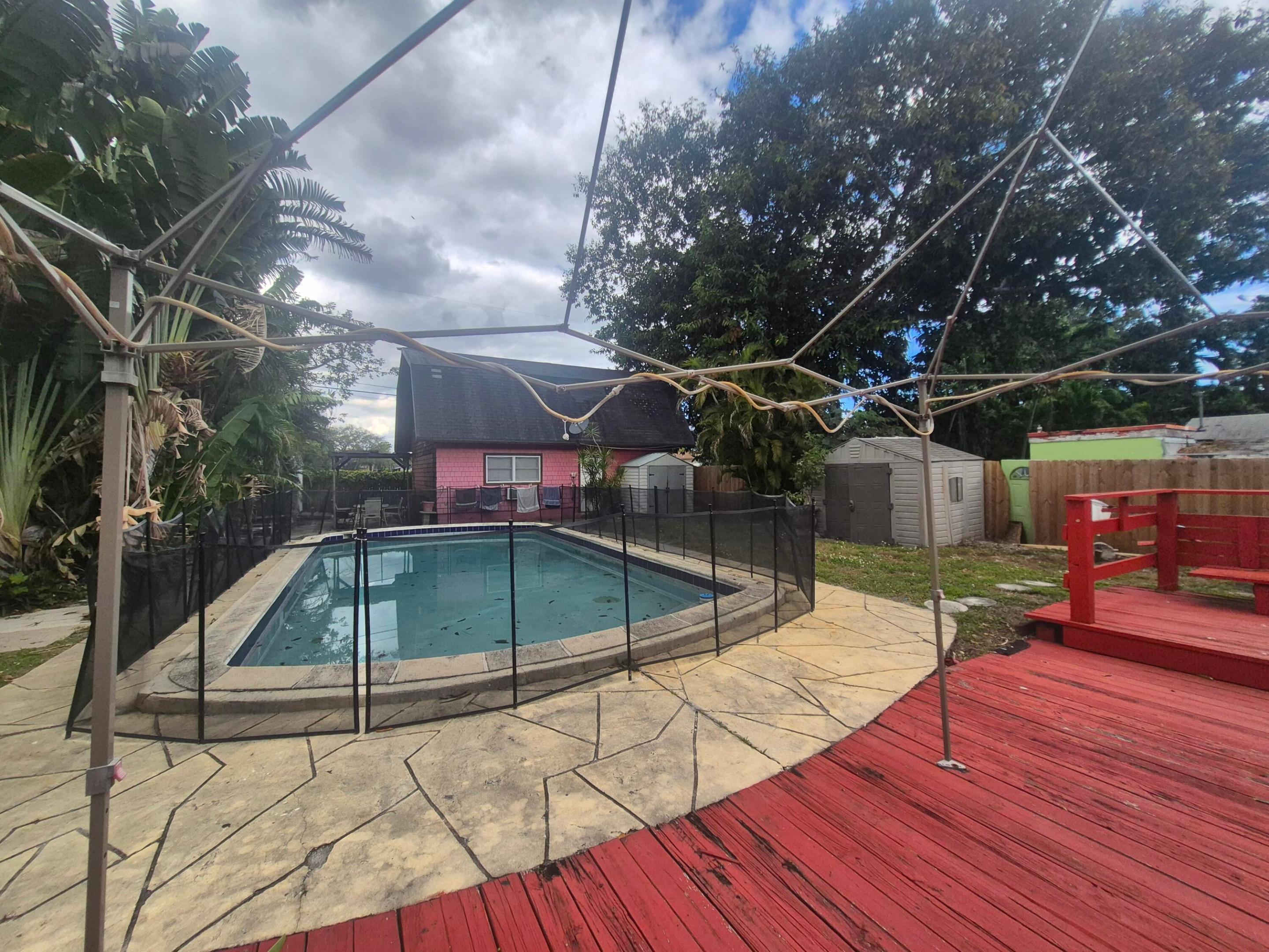 HOLLYWOOD LITTLE RANCHES - Residential Income