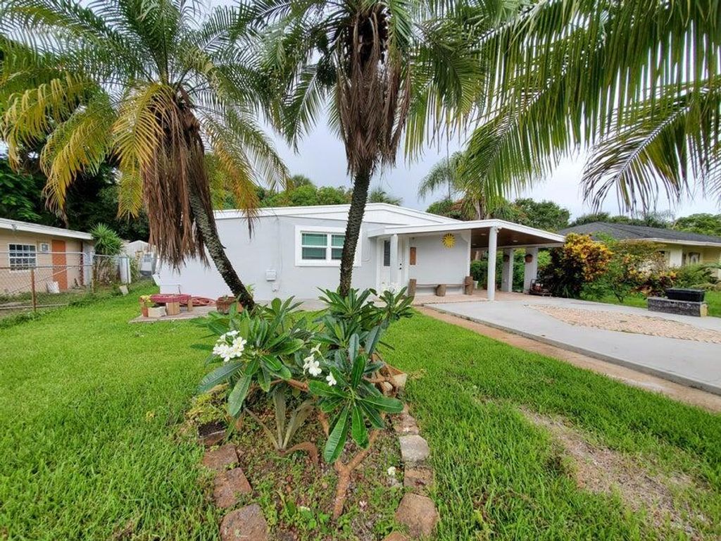 Photo of 1305 Wyoming Avenue, Fort Pierce, FL 34982 (MLS # R10882899)