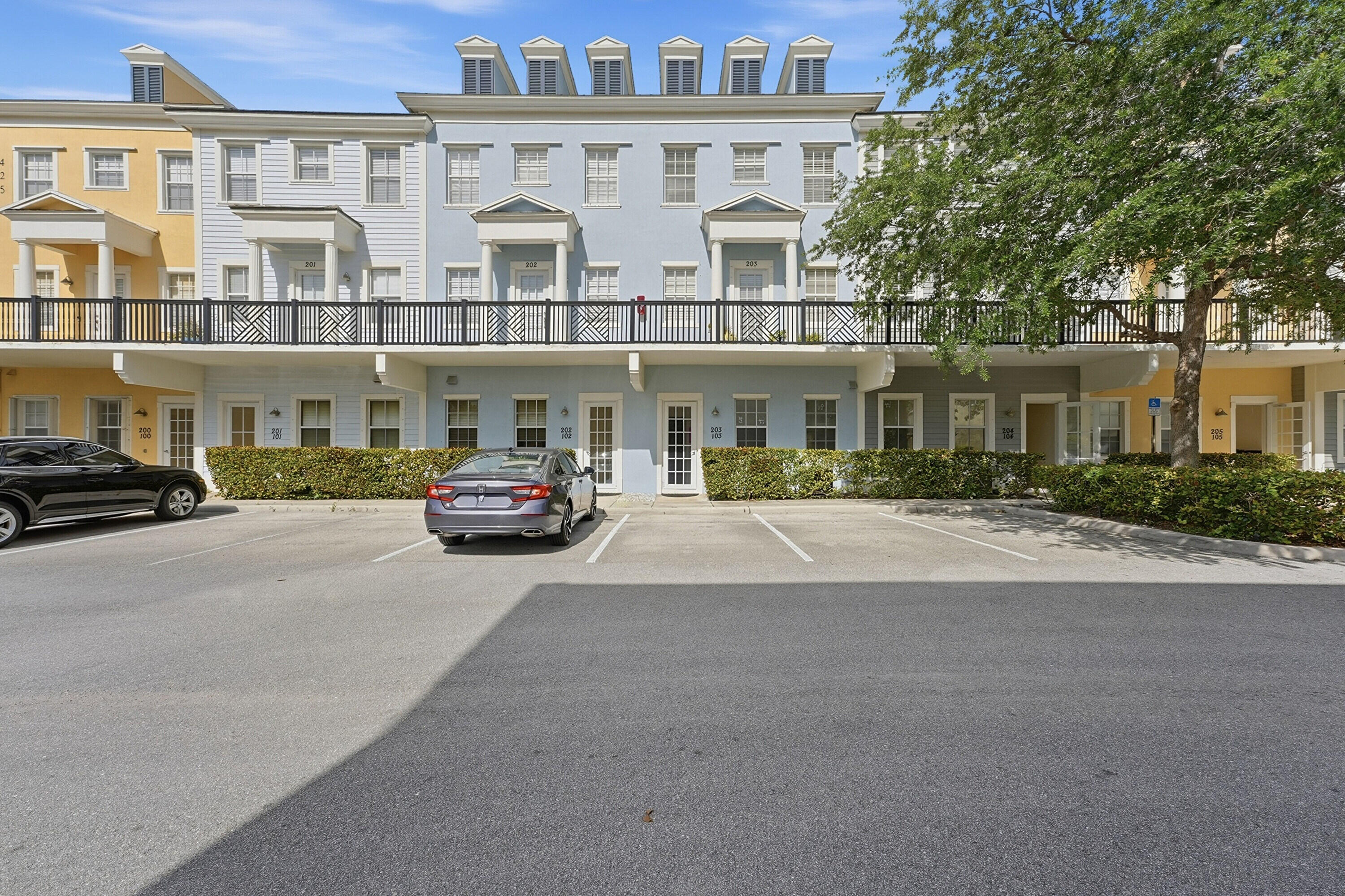 425 Greenwich Circle 204