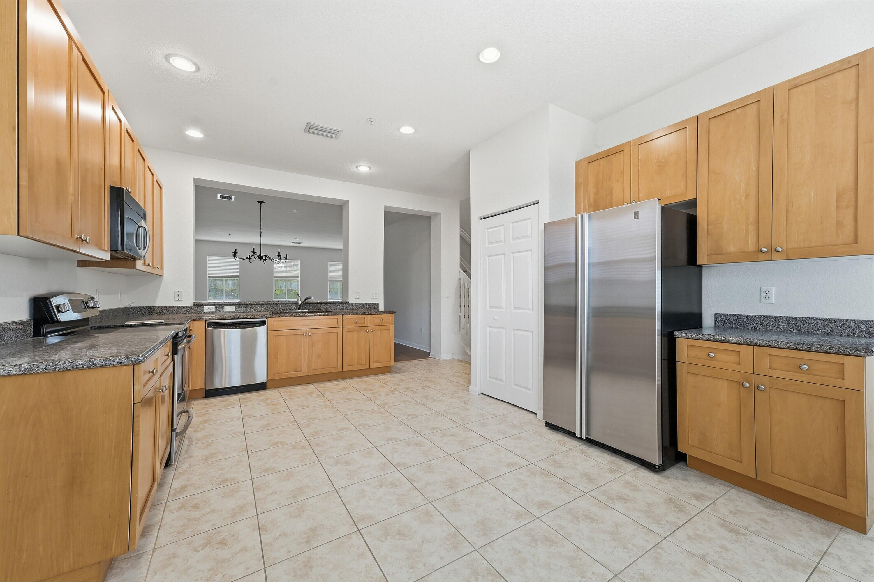 425 Greenwich Circle 204