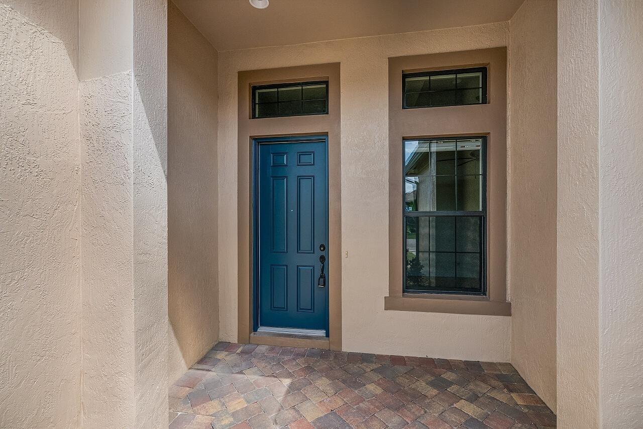 4909 SW Gossamer Circle