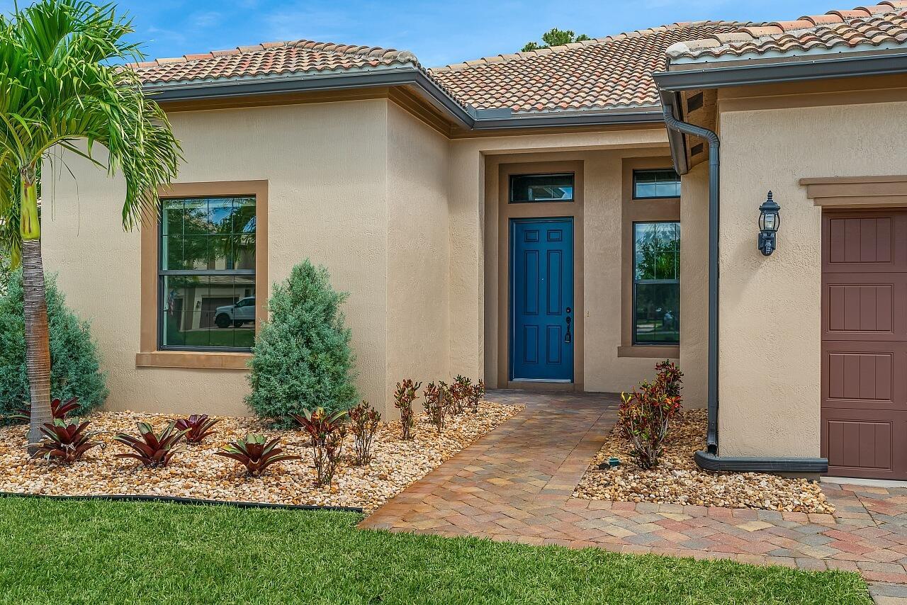 4909 SW Gossamer Circle