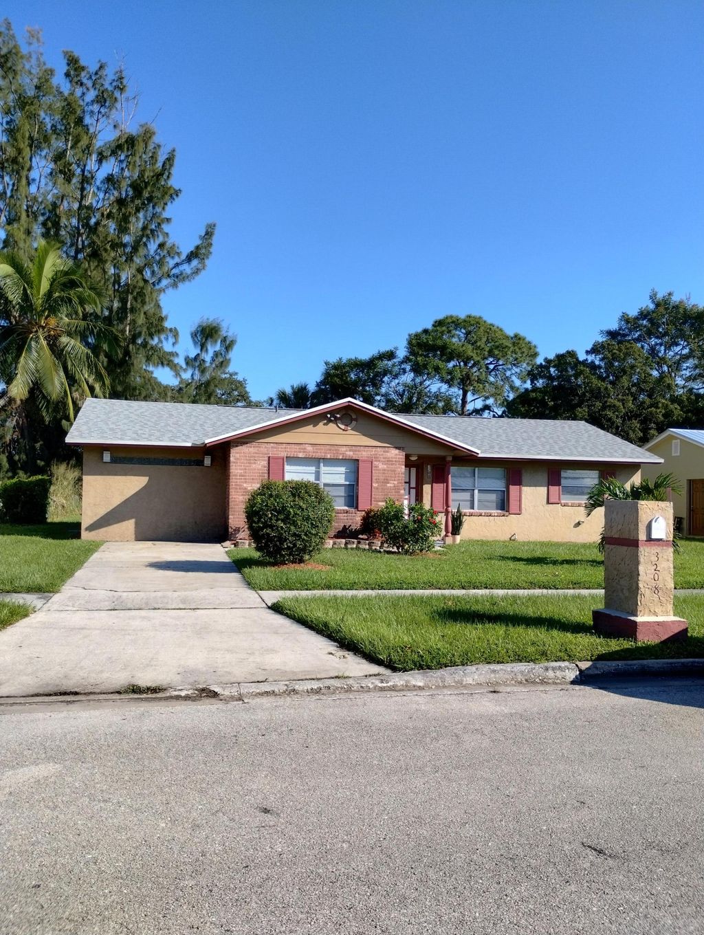 Photo of 3208 S Hibiscus Avenue, Fort Pierce, FL 34947 (MLS # R11029189)