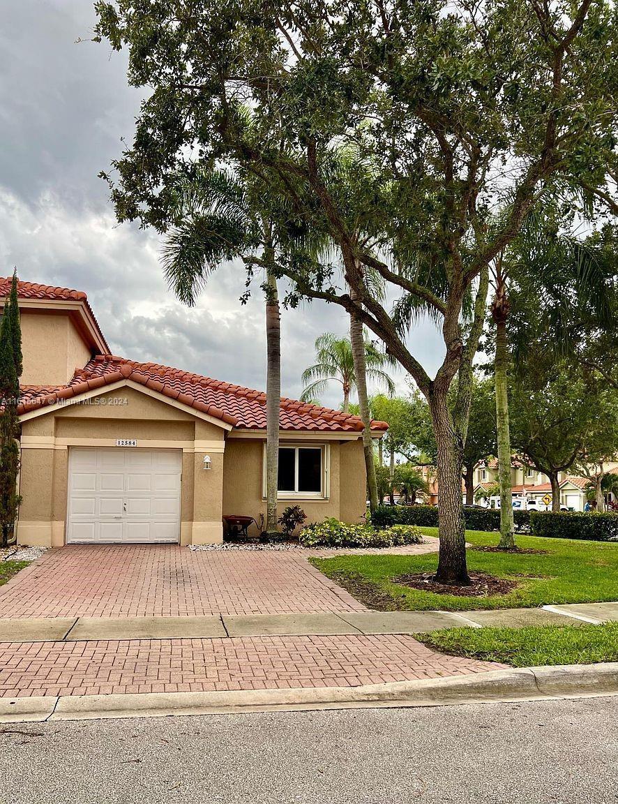 This 3BR/2BA corner townhome is located in the sought-after Heron Bay Community within the Fairways Subdivision. It features stainless steel appliances, ceramic tile and wood flooring, a walk-in closet, and a separate shower and large tub in the master bedroom. Come enjoy the vibrant Heron Bay lifestyle with exceptional amenities, including clubhouses, fitness centers, swimming pools, tennis courts, playgrounds, a splash pad, and more. A tenant deposit is required for Heron Bay, call for details and to schedule a viewing, as this home won't last long!