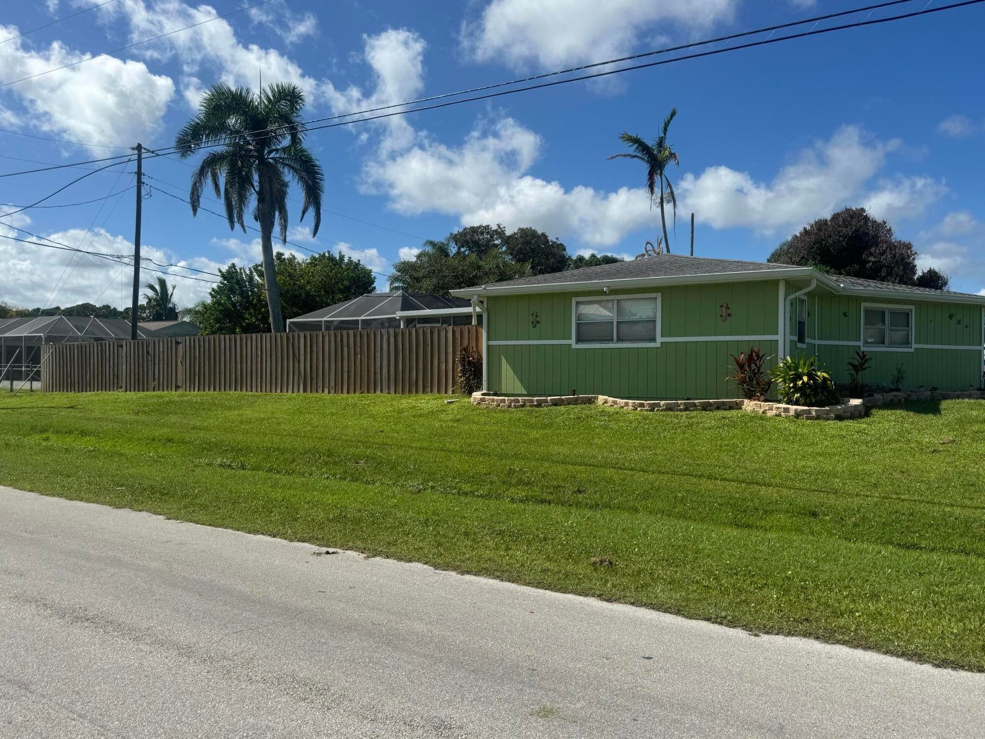 1525 SE HOLIDAY Road, Port St Lucie, FL, 34952/$365,000 1 1525 SE HOLIDAY Road