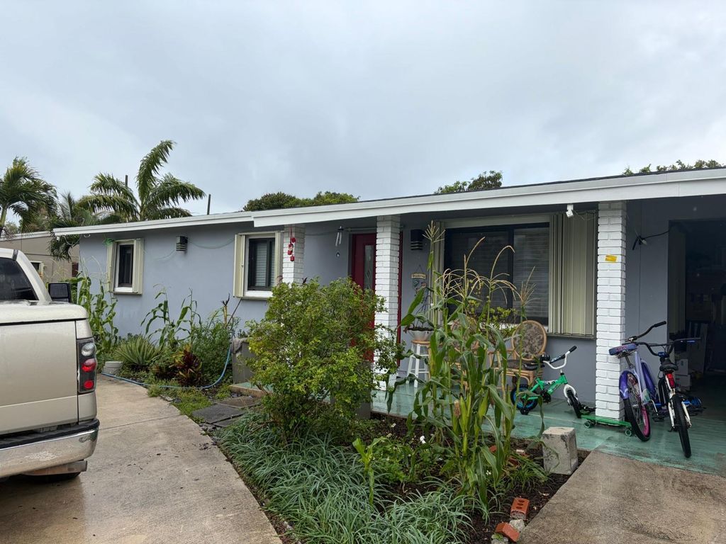 Photo of 309 Davis Road, Palm Springs, FL 33461 (MLS # B26013240)