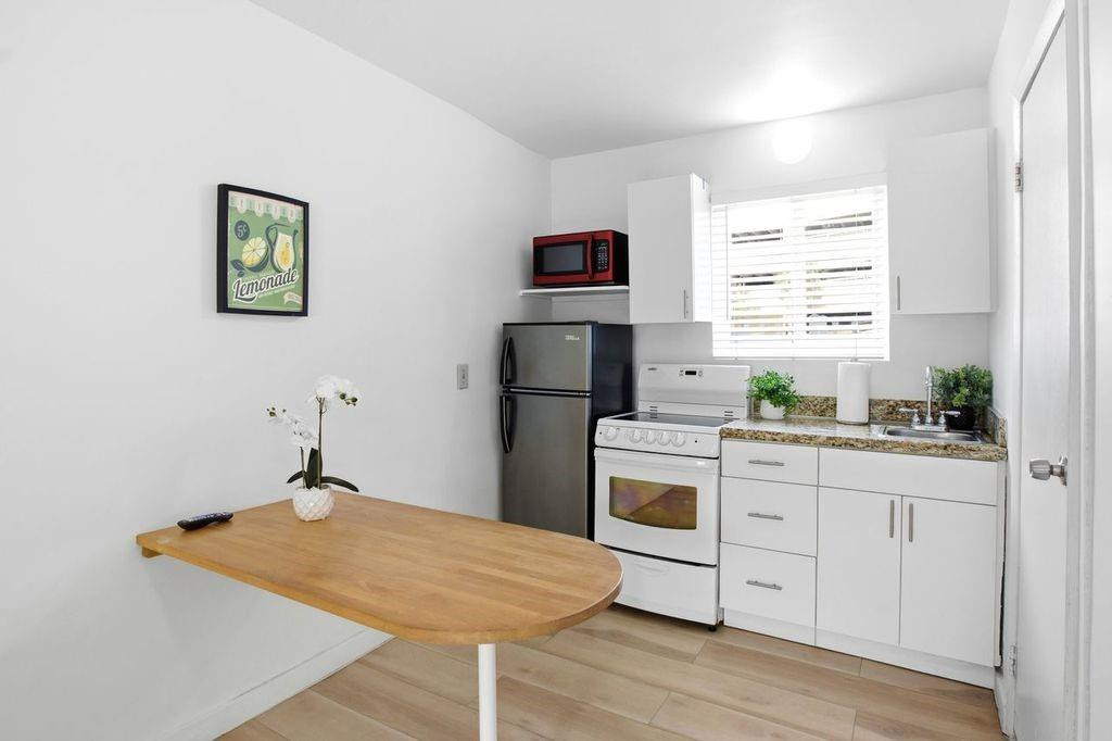 Hollywood Beach 1-27 B - Residential Lease