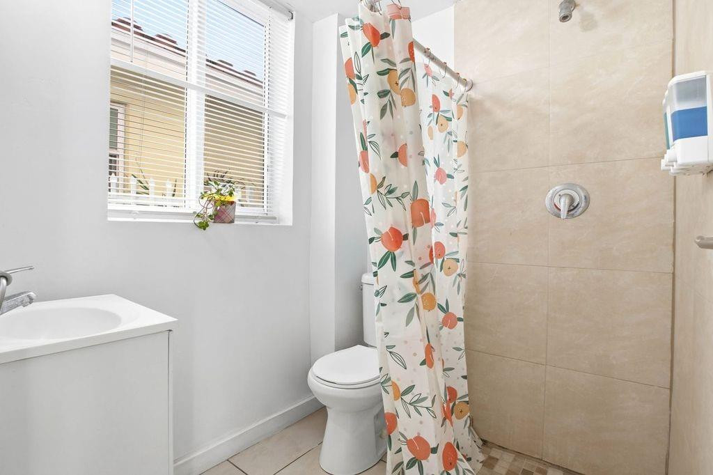 Hollywood Beach 1-27 B - Residential Lease