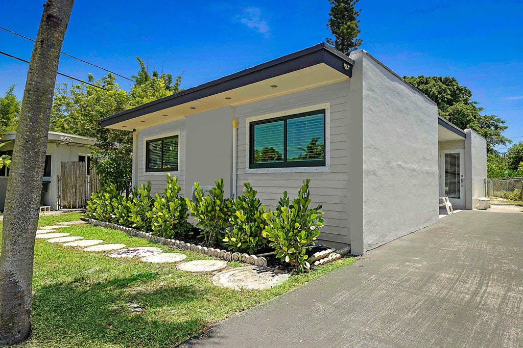 Photo of 354 Manchester Street, Boca Raton, FL 33487 (MLS # B26051649)