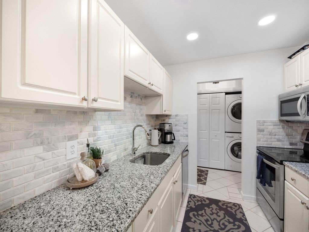 Photo of 150 Pineview Road #J2, Jupiter, FL 33469 (MLS # R10974458)