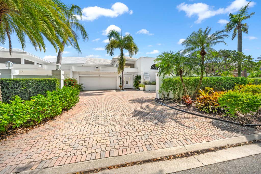 Photo of 114 Waters Edge Drive, Jupiter, FL 33477 (MLS # B26043176)