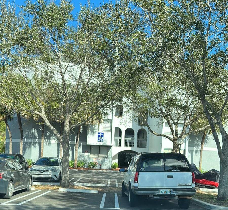 PRESIDENTIAL GOLFVIEW CONDO - Residential
