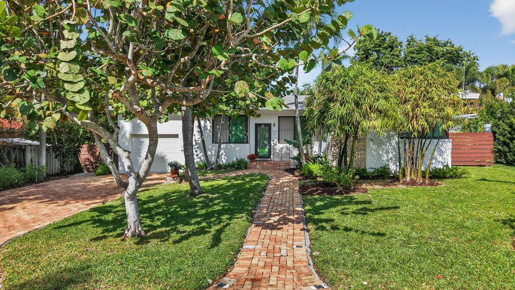 Photo of 215 N Seacrest Circle, Delray Beach, FL 33444 (MLS # R11145559)