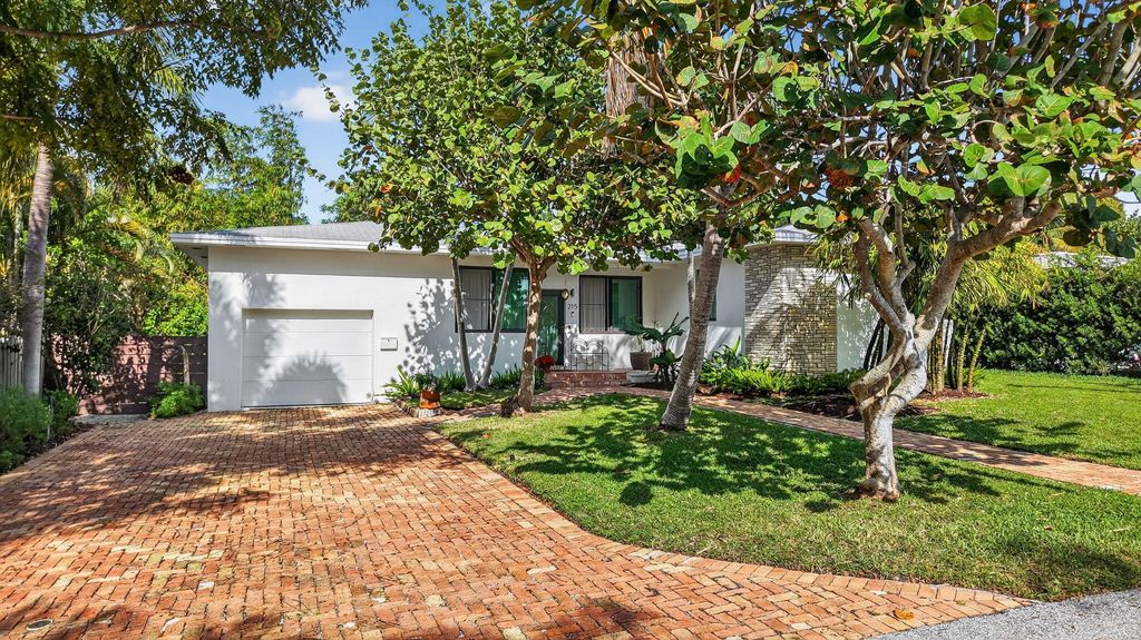Photo of 215 N Seacrest Circle, Delray Beach, FL 33444 (MLS # R11145559)