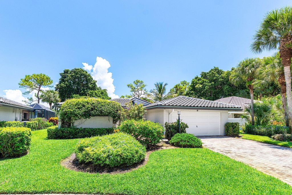 Photo of 3 Glens Drive E, Boynton Beach, FL 33436 (MLS # R11113970)