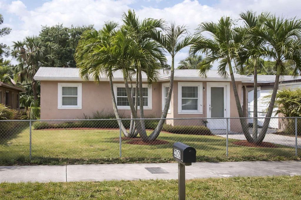 Photo of 2512 NW 9th Court, Fort Lauderdale, FL 33311 (MLS # B26011525)