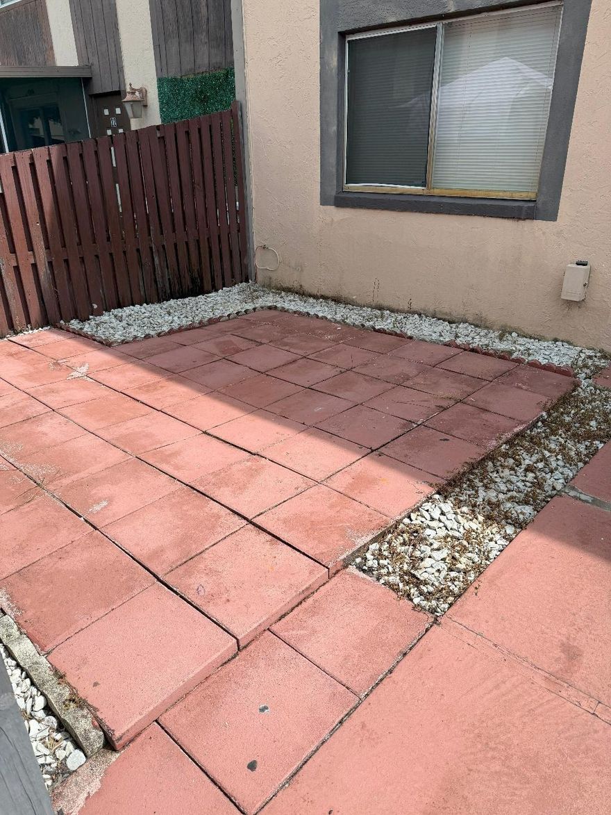 MAKE THIS 2 BEDROOM 11/2 BATH TOWNHOME YOUR HOME. BEDROOMS HAVE JUST HAD NEW VINYL FLOORING INSTALLED.  ENJOY THE UPDATED KITCHEN WITH WOOD CABINETS, GRANITE COUNTERTOPS. GREAT LOCATION . EXCELLENT SCHOOLS. PROFESSIONALLY MANAGED. WITH GOOD CREDIT AND GOOD INCOME JUST FIRST MONTH AND ONE MONTH SECURITY FOR MOVE IN FUNDS.