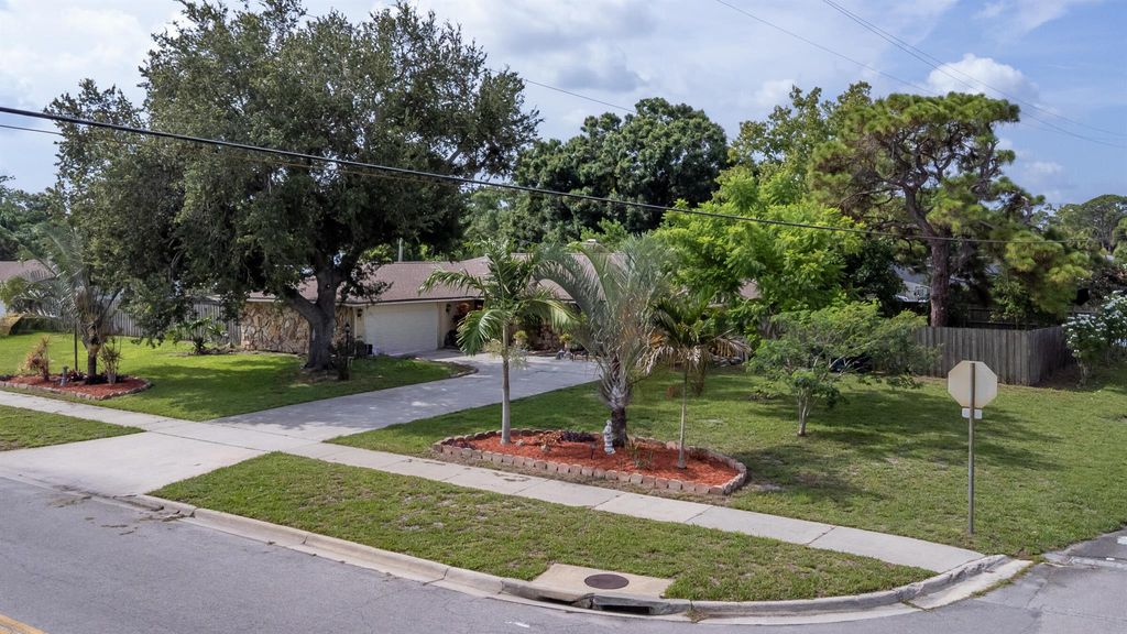 Photo of 903 Grandview Blvd, Fort Pierce, FL 34982 (MLS # R11105411)