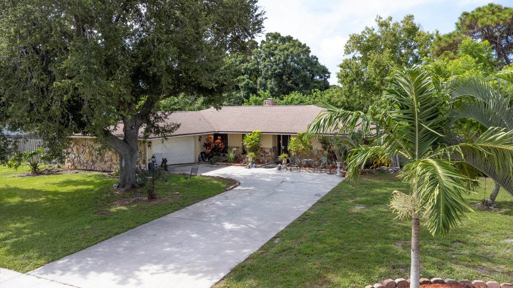 Photo of 903 Grandview Blvd, Fort Pierce, FL 34982 (MLS # R11105411)