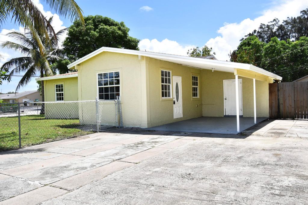 Photo of 514 NE 16th Avenue, Boynton Beach, FL 33435 (MLS # R11021112)