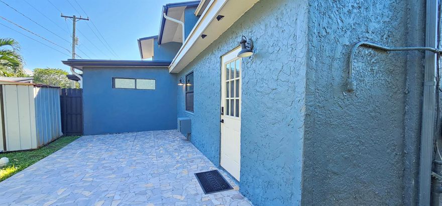 Efficiency Studio with all utilities included. Awesome New Fenced In Backyard with Tropical Fruits in a Serene Setting. Close to Everything, Okeeheelee Park, Major Grocery Stores to Choose from , Turnpike, Shopping Mall, you name it you can find it in less than 6 miles. Great Location.